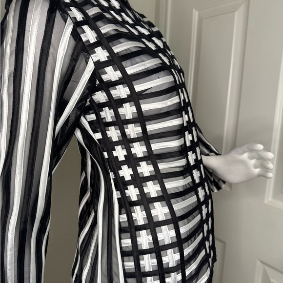 T&J Designs Black and White Graphic Tunic with Mandarin Collar - Picture 3 of 16